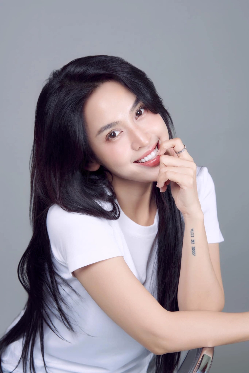 Tú Vi bao nhiêu tuổi mà vẫn trẻ trung hút ánh nhìn