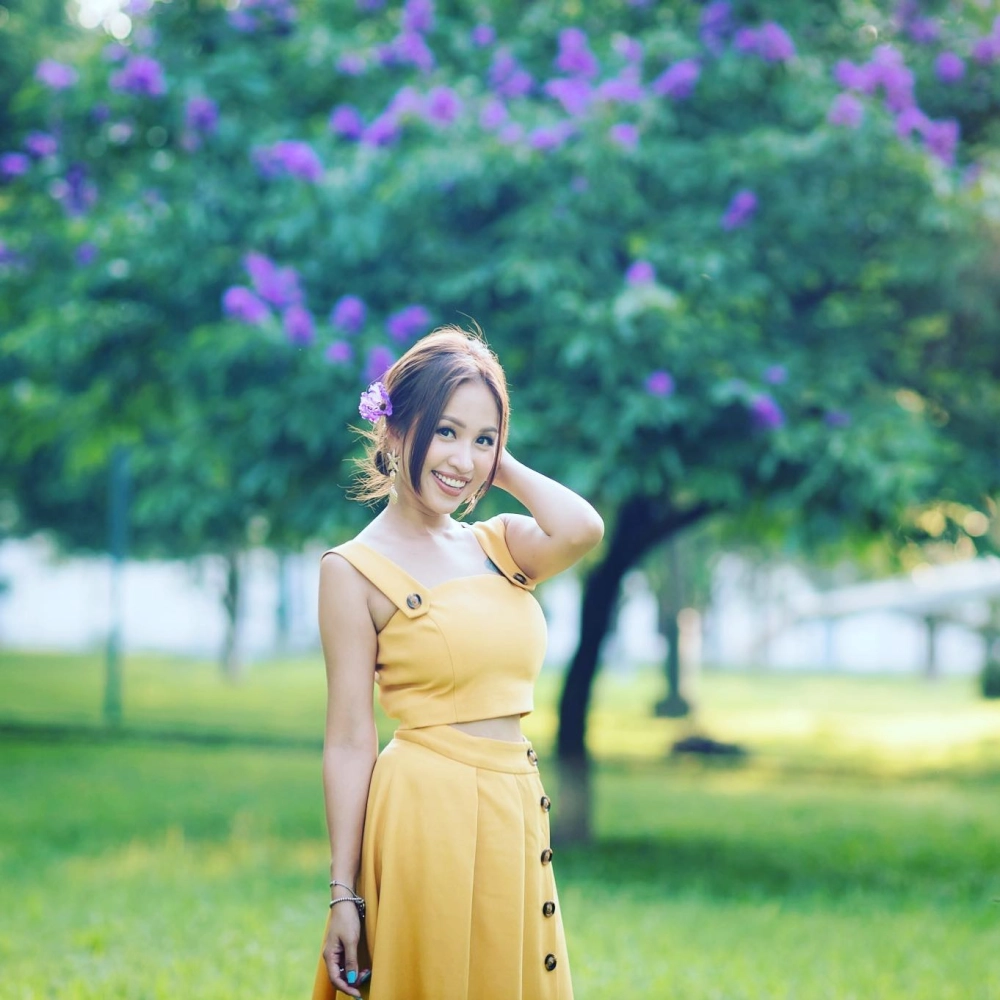 Vân Hugo chị đẹp đạp gió rẽ sóng bùng nổ thần thái quyến rũ