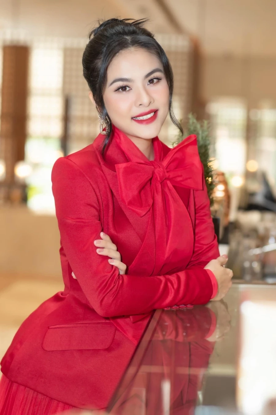 Vân Trang áo dài dịu dàng như nàng thơ
