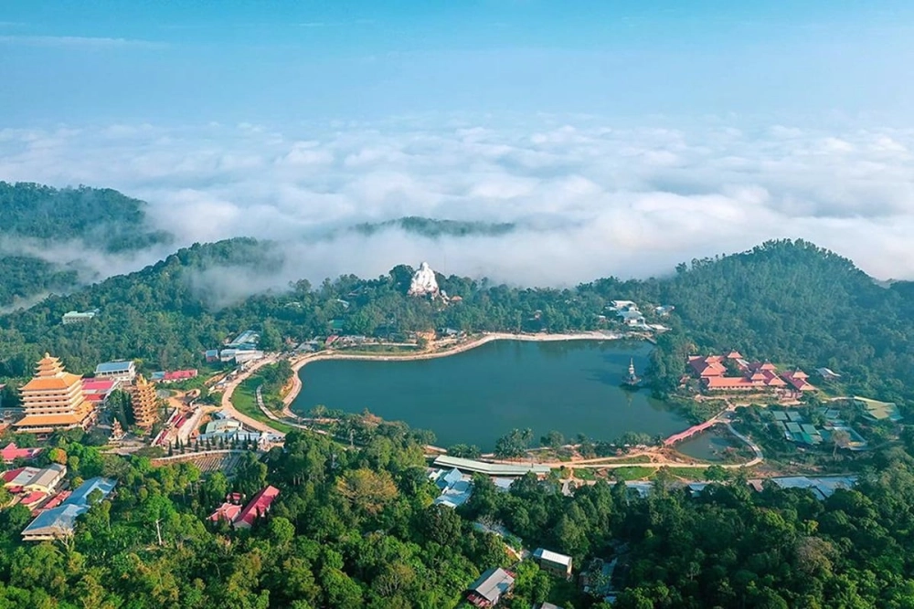Bảy Núi Thiên Cấm Sơn mờ sương trong buổi bình minh