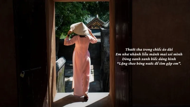  Thướt tha trong chiếc áo dài Em như nhành liễu mảnh mai soi mình