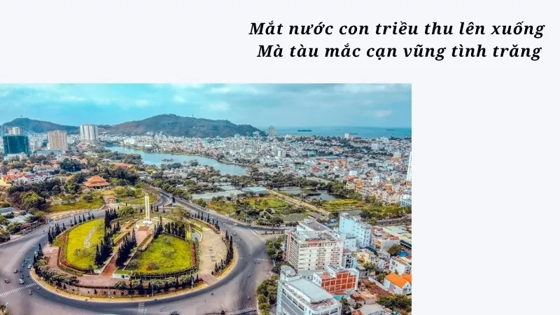 Mắt nước con triều thu lên xuống Mà tàu mắc cạn vũng tình trăng