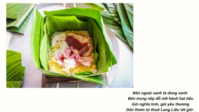 Bên ngoài xanh lá dong xanh Bên trong nếp đỗ mỡ hành hạt tiêu