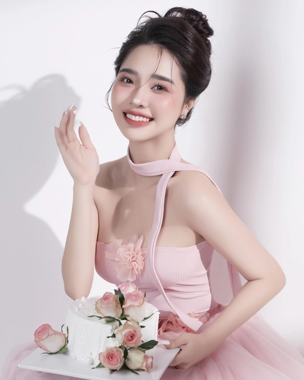Ngắm cô gái xinh đẹp nhất thế giới, nhan sắc rạng ngời