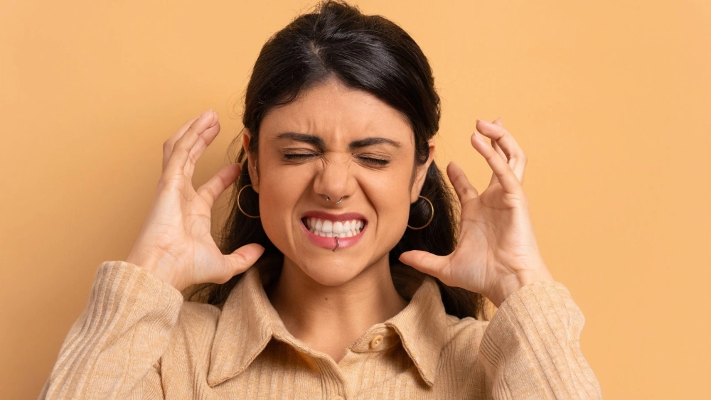 Ngắm cô gái buồn, nét mặt sâu lắng đầy cảm xúc