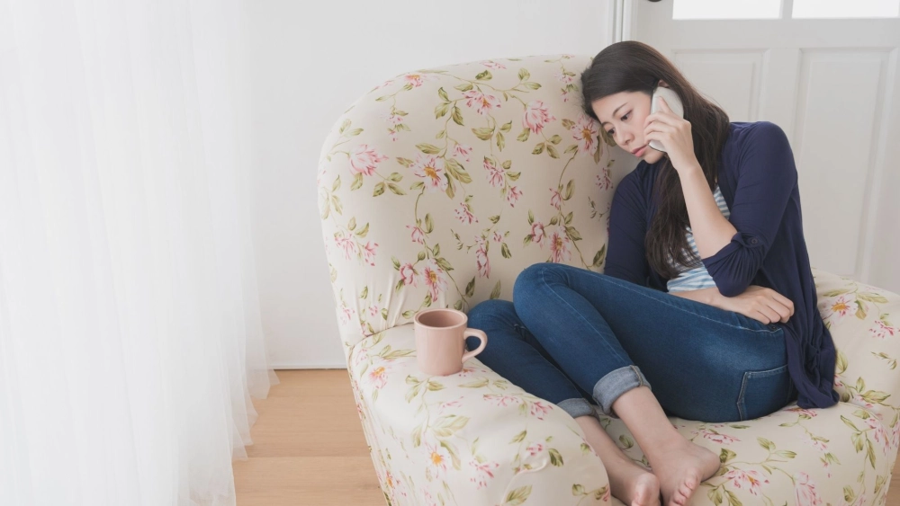 Ngắm cô gái buồn quay lưng, nét đẹp sâu lắng và cô đơn
