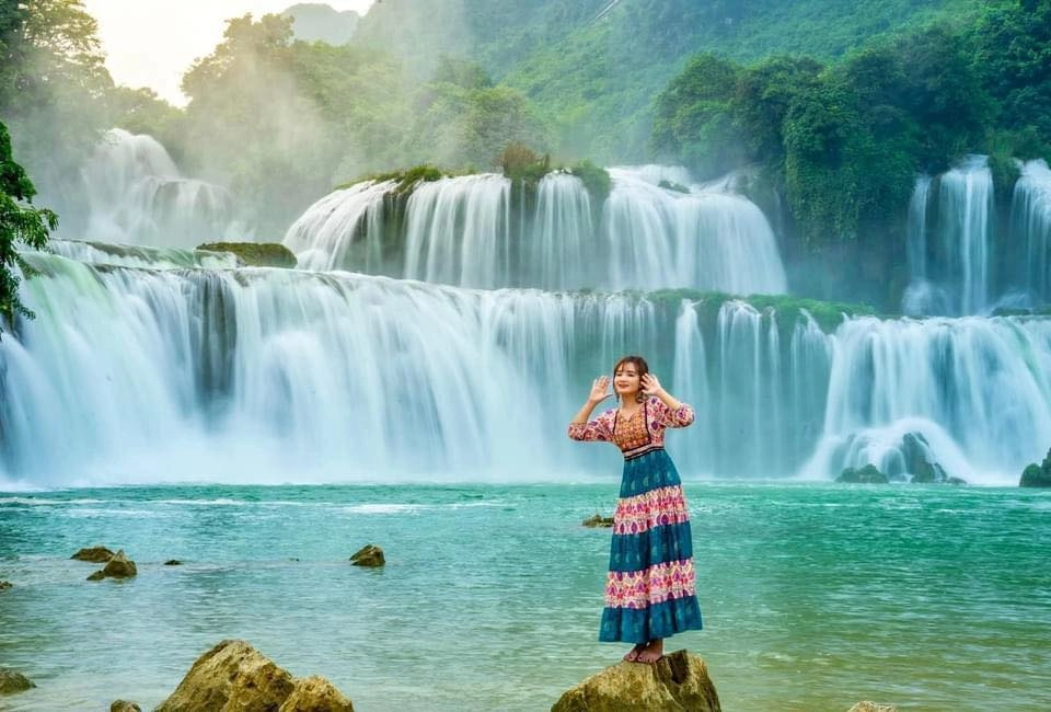 Mời anh về quê em ngắm núi rừng xanh biếc