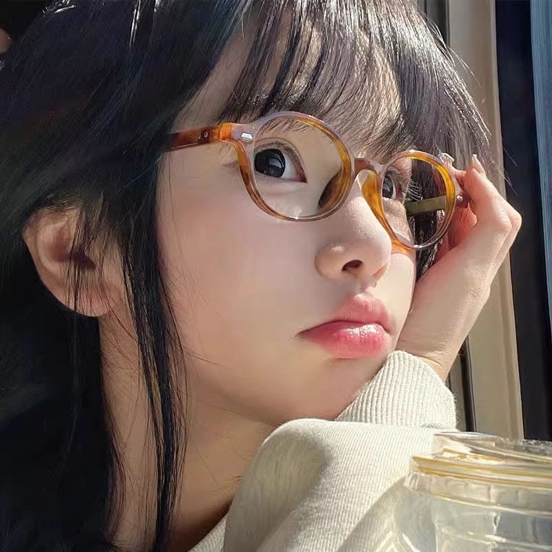 Thưởng thức gái xinh tóc dài đeo kính, phong cách trendy và dễ thương