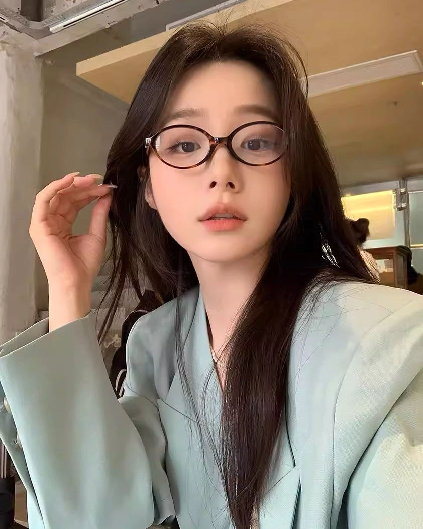 Ngắm hình gái xinh đeo mắt kính tóc dài, phong cách thông minh