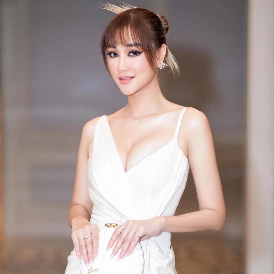 Thưởng thức ảnh cô gái cười xinh, nụ cười ngọt ngào và tươi sáng