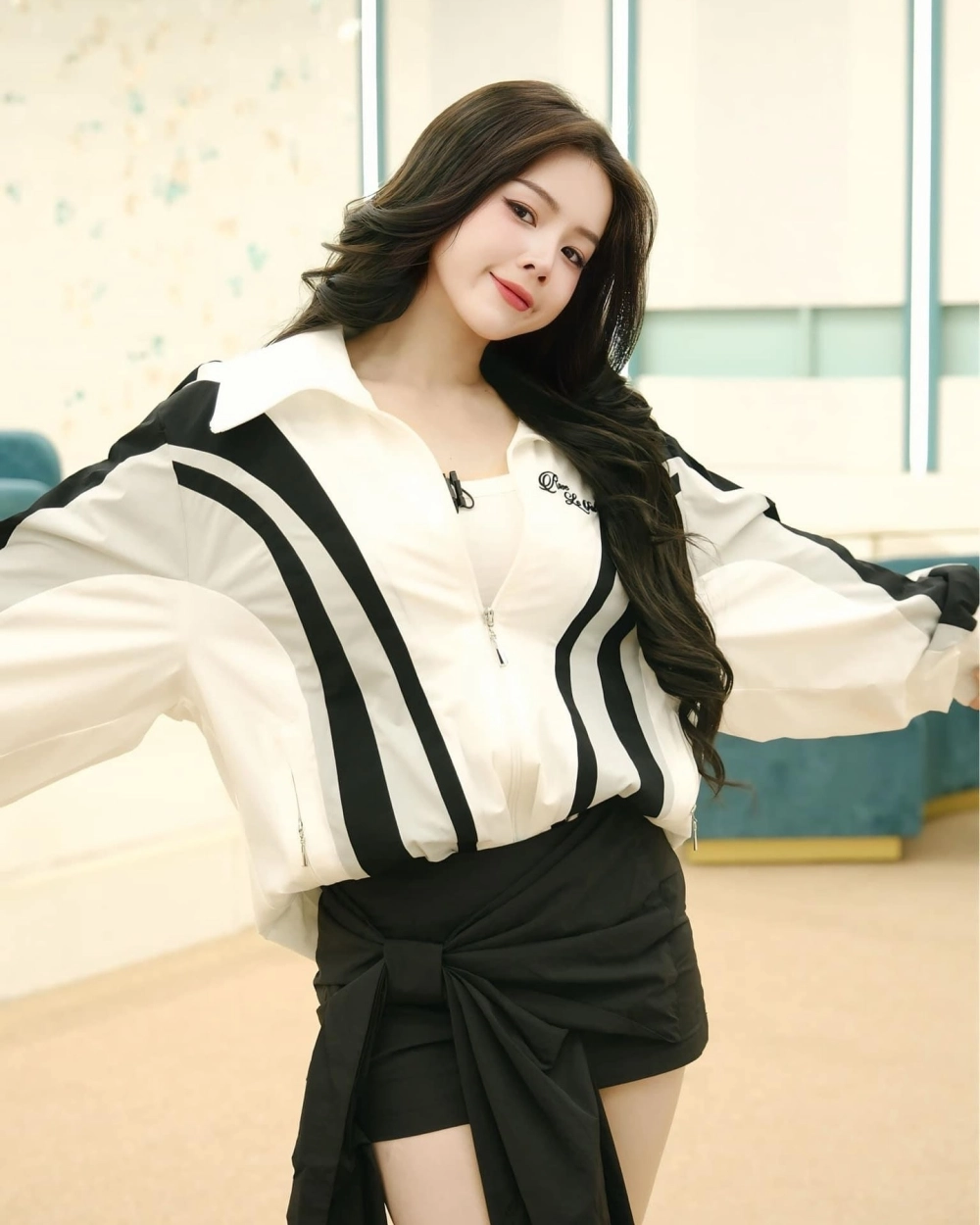 DJ Mie chị đẹp phong cách công chúa không hở bạo khi diễn 