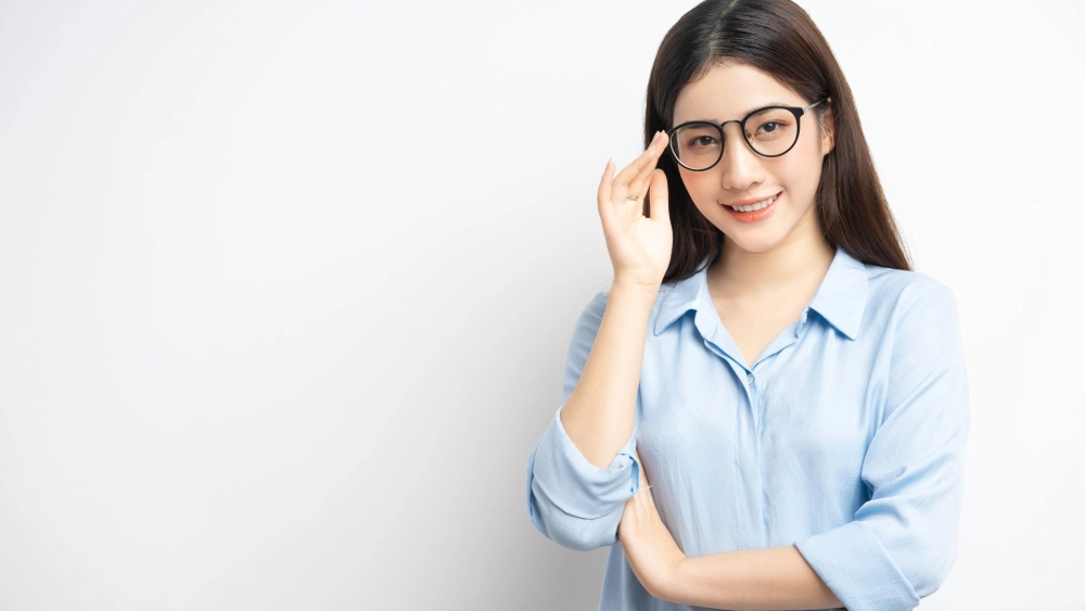 Ngắm nhìn gái xinh tóc dài đeo kính 2k4 dễ thương chuẩn Gen Z