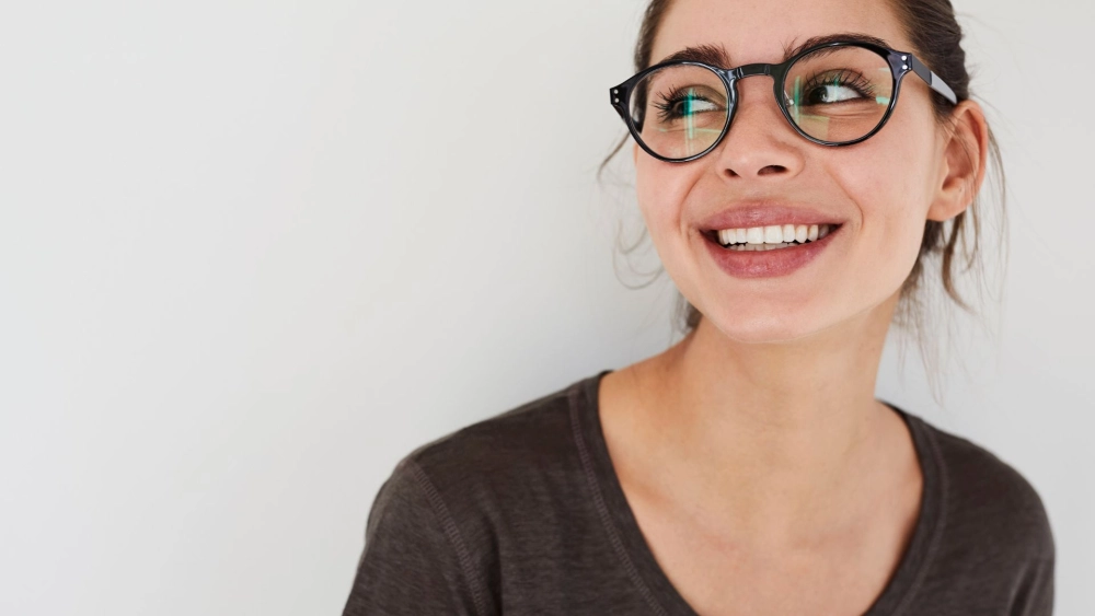 Ảnh con gái tóc ngắn đeo kính mang nét cá tính và hiện đại