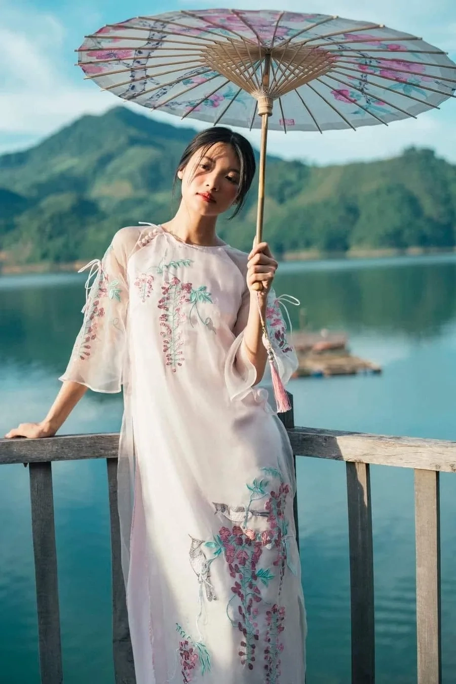 Thưởng thức gái xinh áo dài trắng, phong cách thanh lịch và duyên dáng