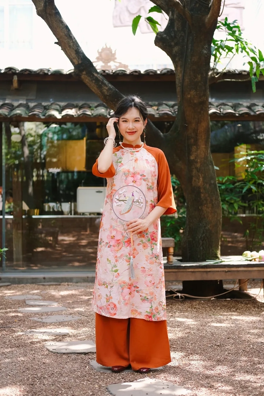 Ngắm gái xinh mặc áo dài sexy, phong cách quyến rũ và cuốn hút