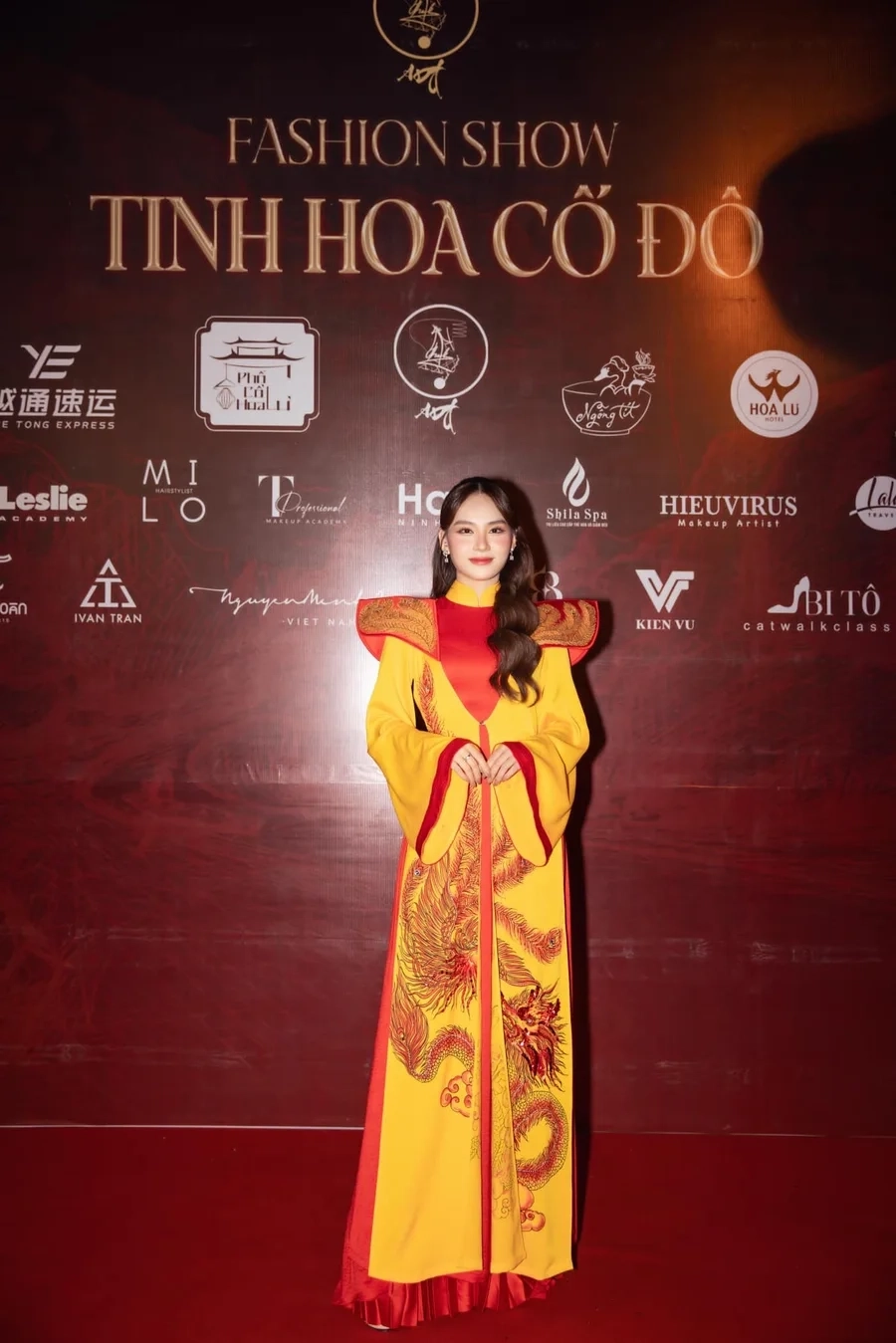 Thưởng thức gái xinh mặc áo dài khoe, nét đẹp nổi bật và duyên dáng