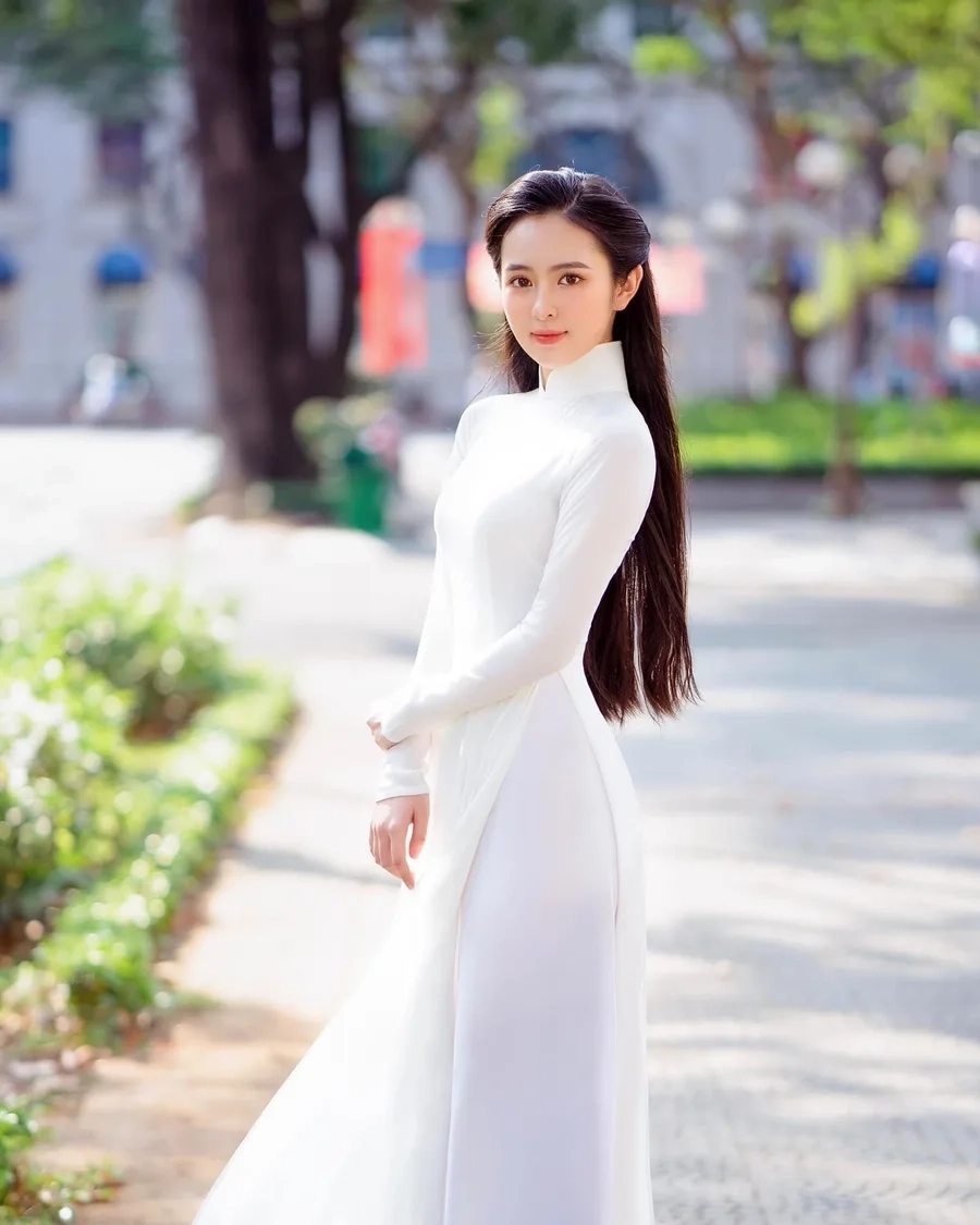 Ngắm áo dài trắng mỏng ướt mưa, nét đẹp thơ mộng và cuốn hút