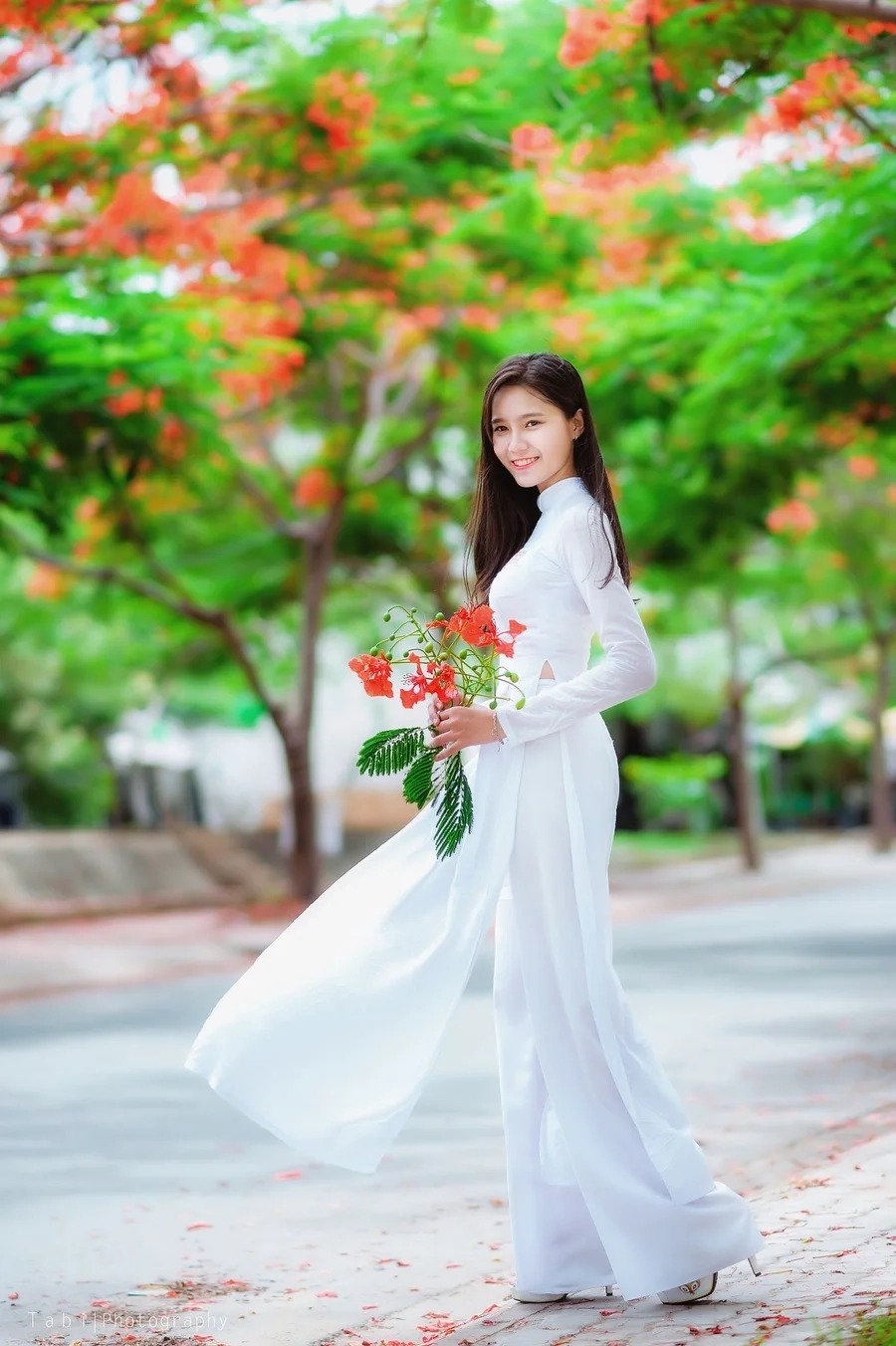 Chiêm ngưỡng áo dài trắng 4 tà, nét đẹp truyền thống và duyên dáng