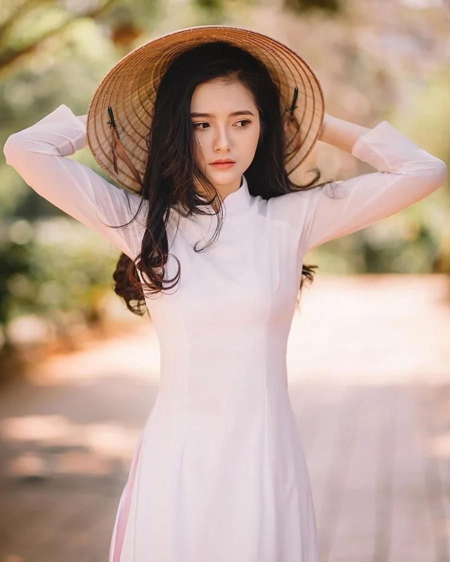 Thưởng thức áo dài trắng mỏng, phong cách nhẹ nhàng và quyến rũ