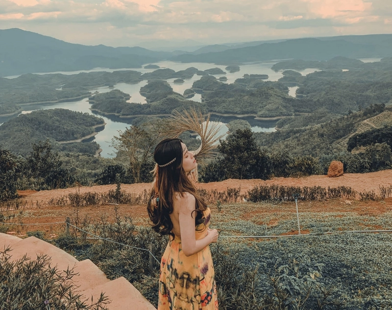 Đôi mắt người Pleiku đắm chìm giữa thơ phố núi