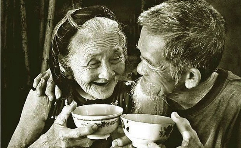 Thương nặng nghĩa cha đàng ngoài mẹ ở đàng trong