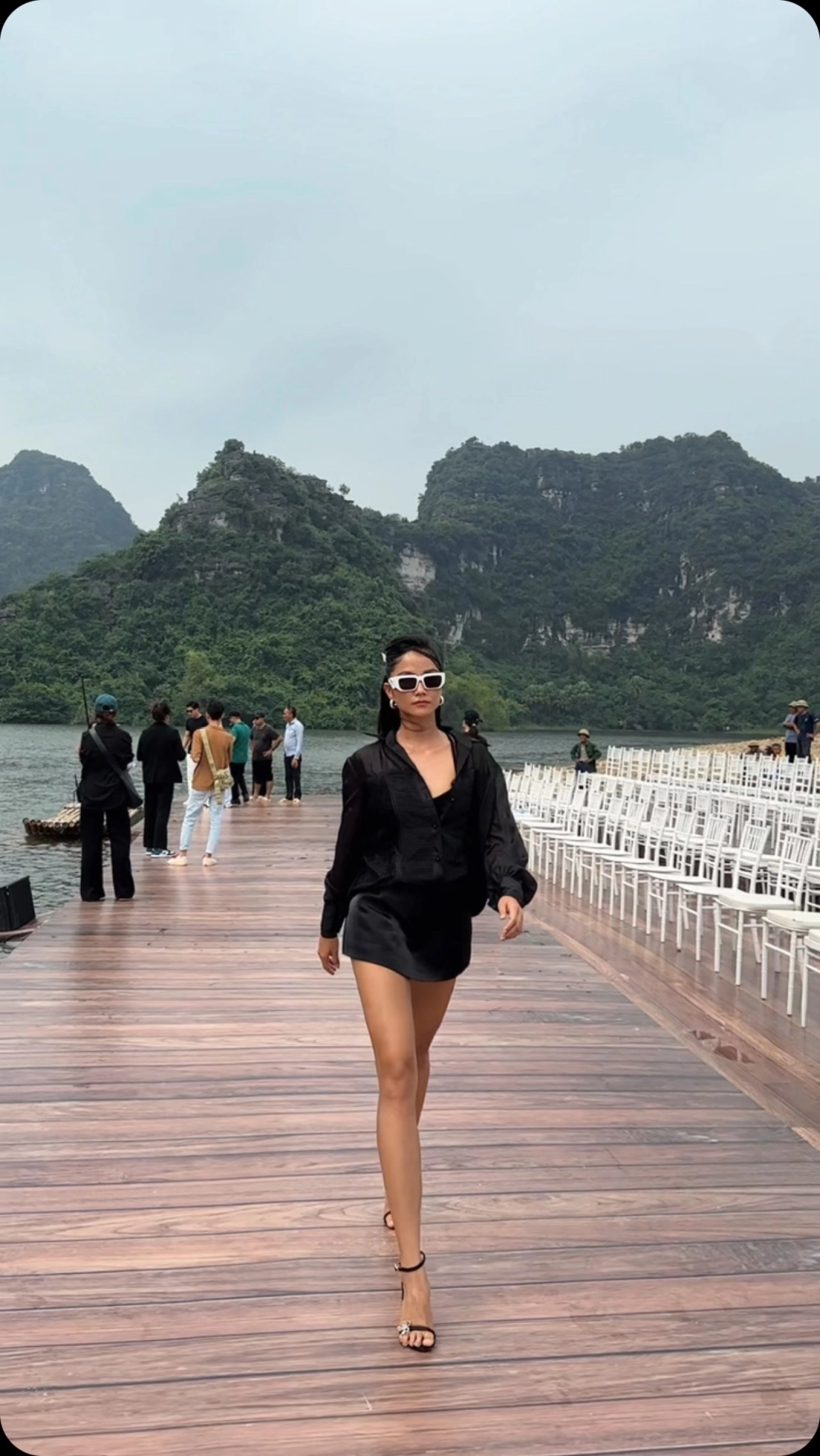 H'Hen Niê xoay váy không có thông tin cụ thể về sự kiện này 