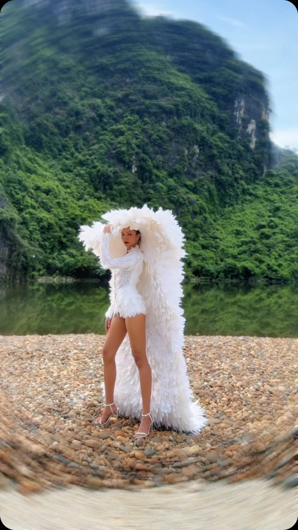 H'Hen Niê đăng quang Miss Universe Vietnam 2017 tại Nha Trang 