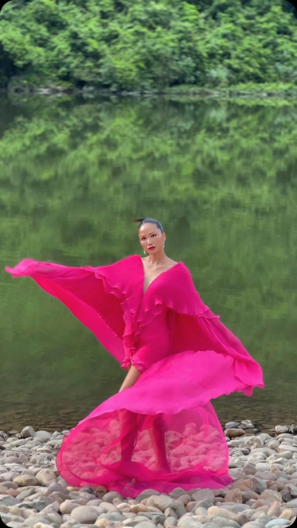 H'Hen Niê dân tộc Rade đầu tiên Việt Nam đạt top 5 Miss Universe 