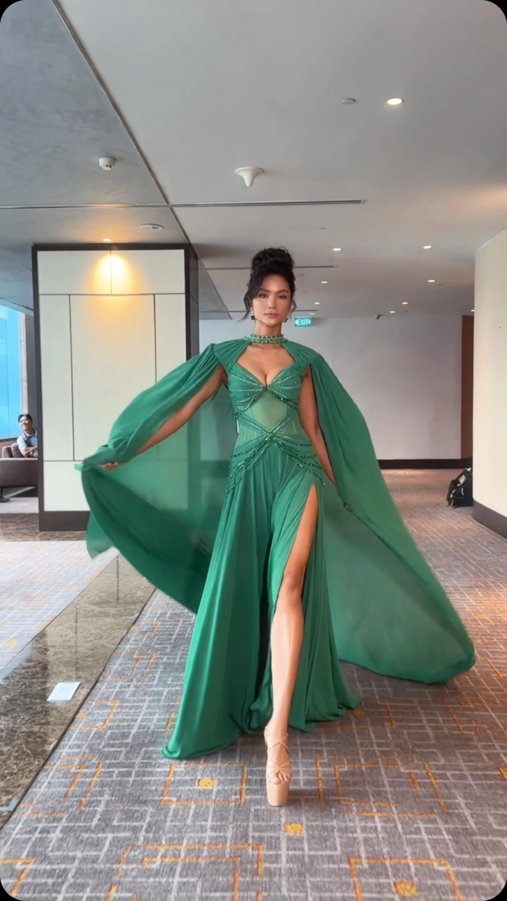 H'Hen Niê hoa hậu Việt Nam đầu tiên dân tộc Rade top 5 Miss Universe 