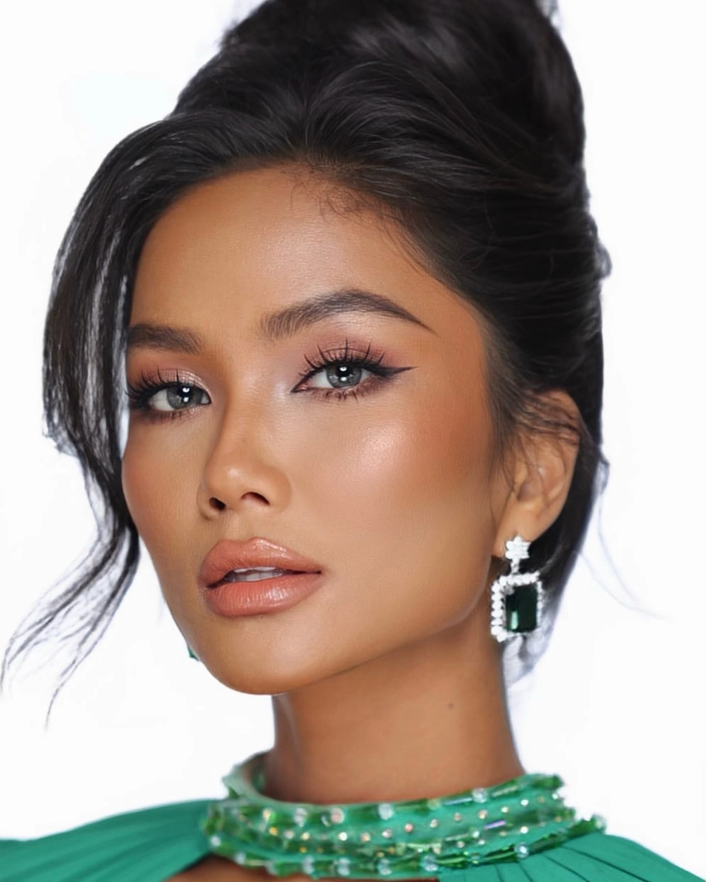 Cuộc sống của Hoa Hậu H'Hen Niê giản dị từ thiện sau đăng quang 