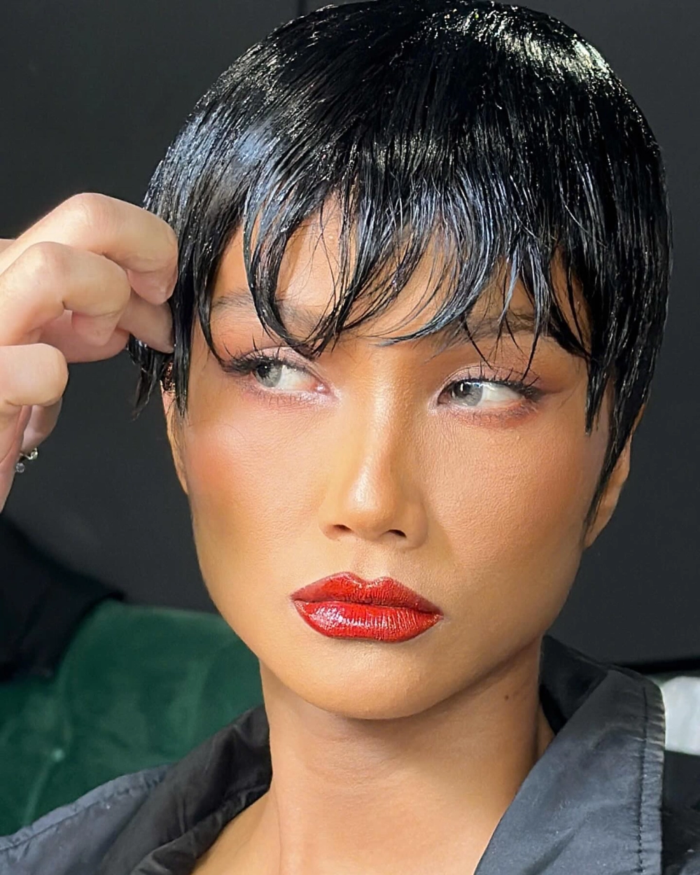 Hoa Hậu H'Hen Niê từ thiện ủng hộ giáo dục xây thư viện Lâm Đồng 