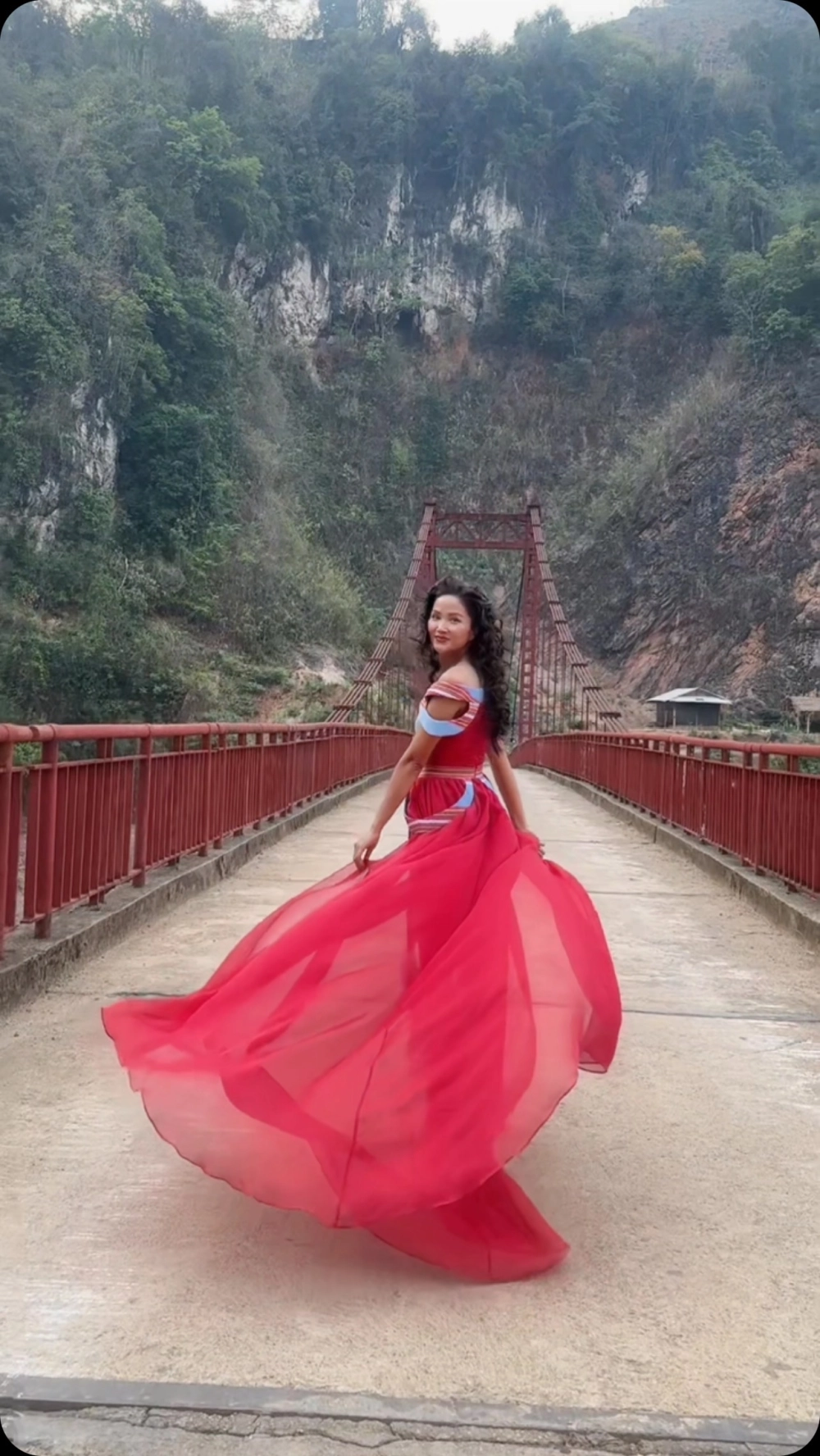 Hen Niê xoay váy không có thông tin cụ thể về sự kiện này 