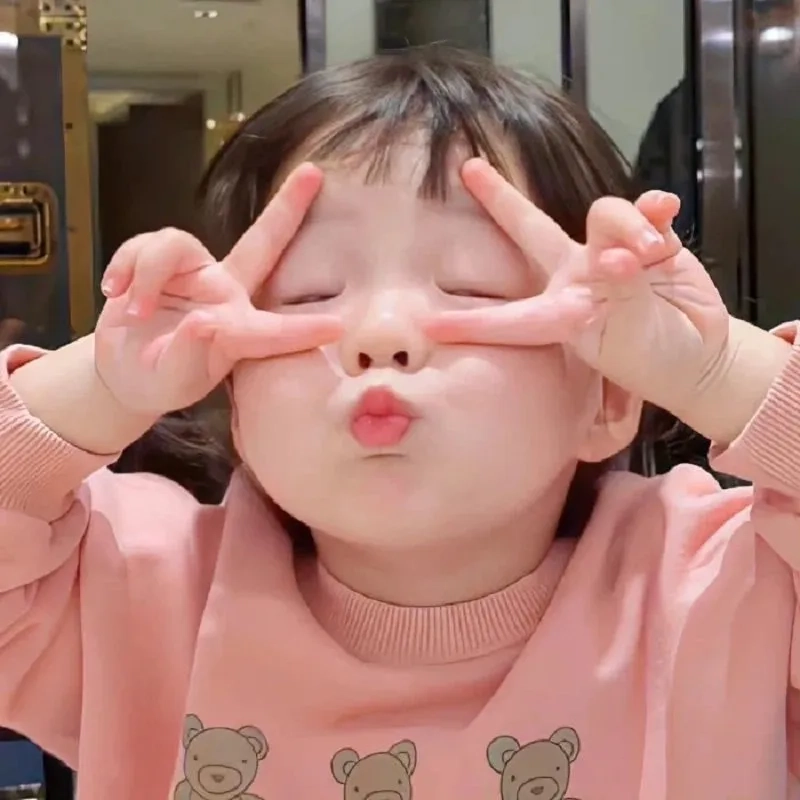 Hình ảnh bé gái hồn nhiên và trong sáng cho mọi người