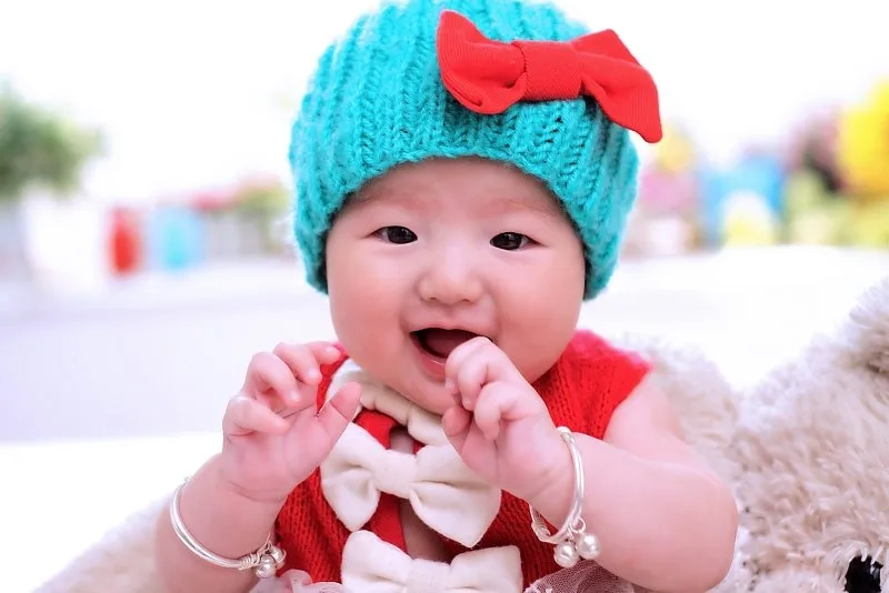 Cùng ngắm hình ảnh em bé gái dễ thương và ngọt ngào