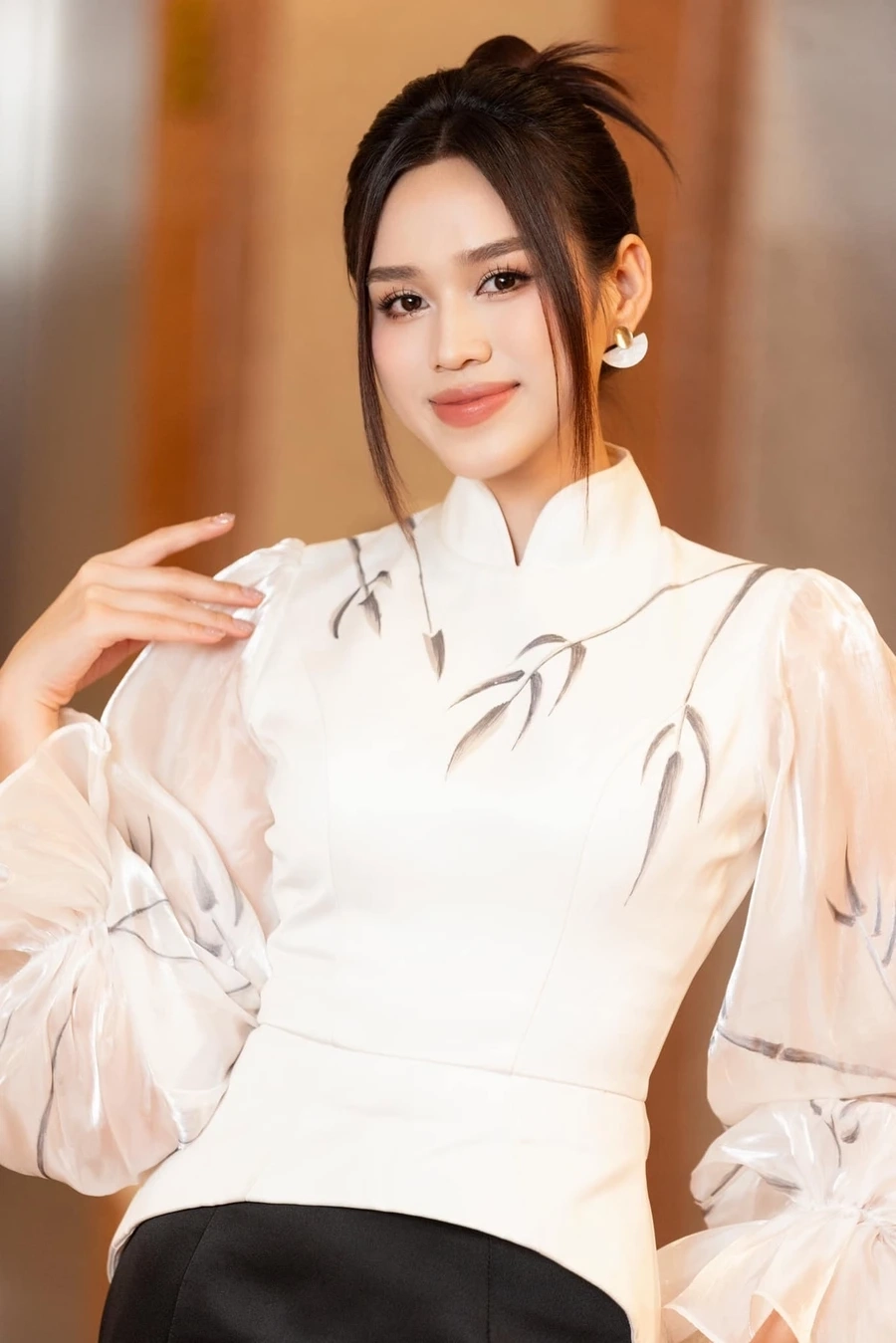 Thưởng thức gái xinh có răng khểnh, nụ cười ngọt ngào