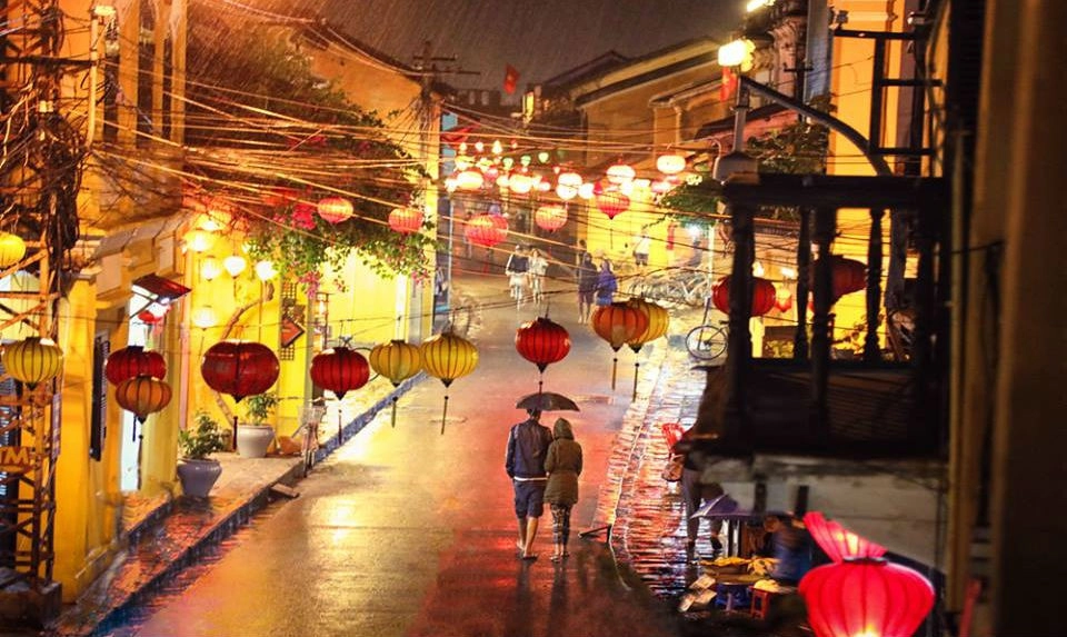 Hội An mưa ướt nhòe ký ức giữa con phố ngập thương