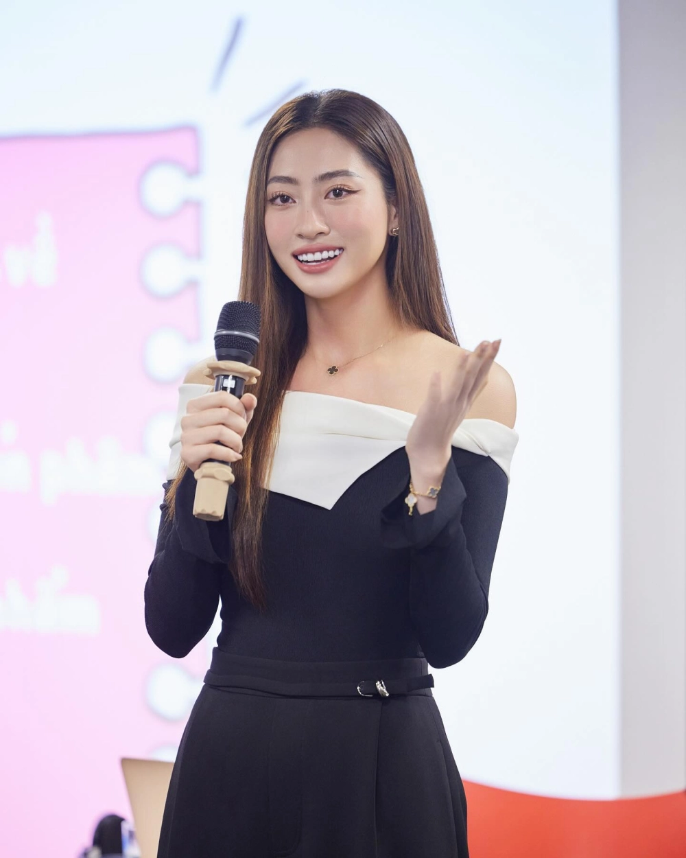 Ngắm ảnh gái xinh cười tươi, phong cách rạng rỡ và cuốn hút
