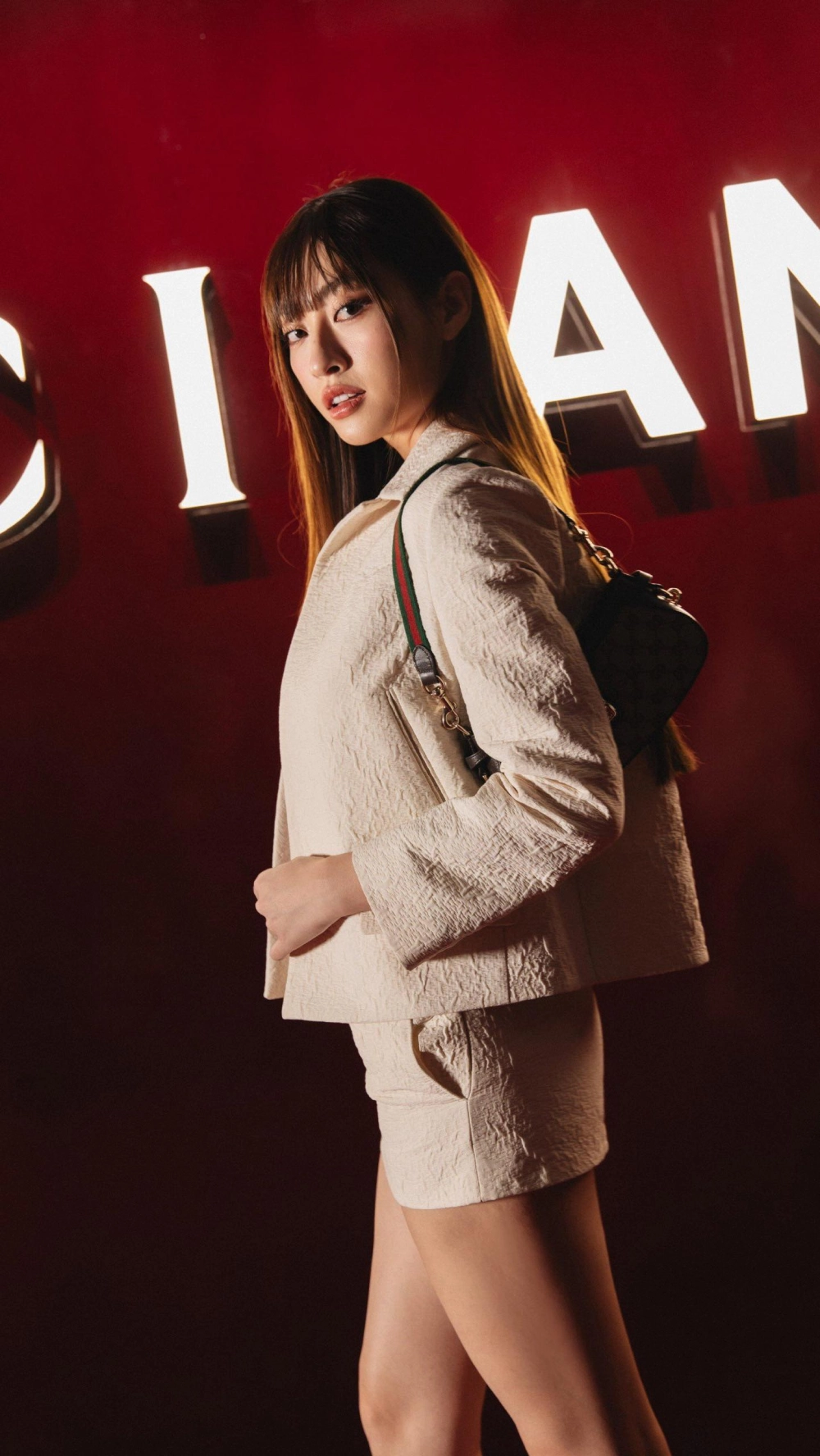 Phong thái tự tin của Hoa hậu 2019 Lương Thùy Linh nổi bật