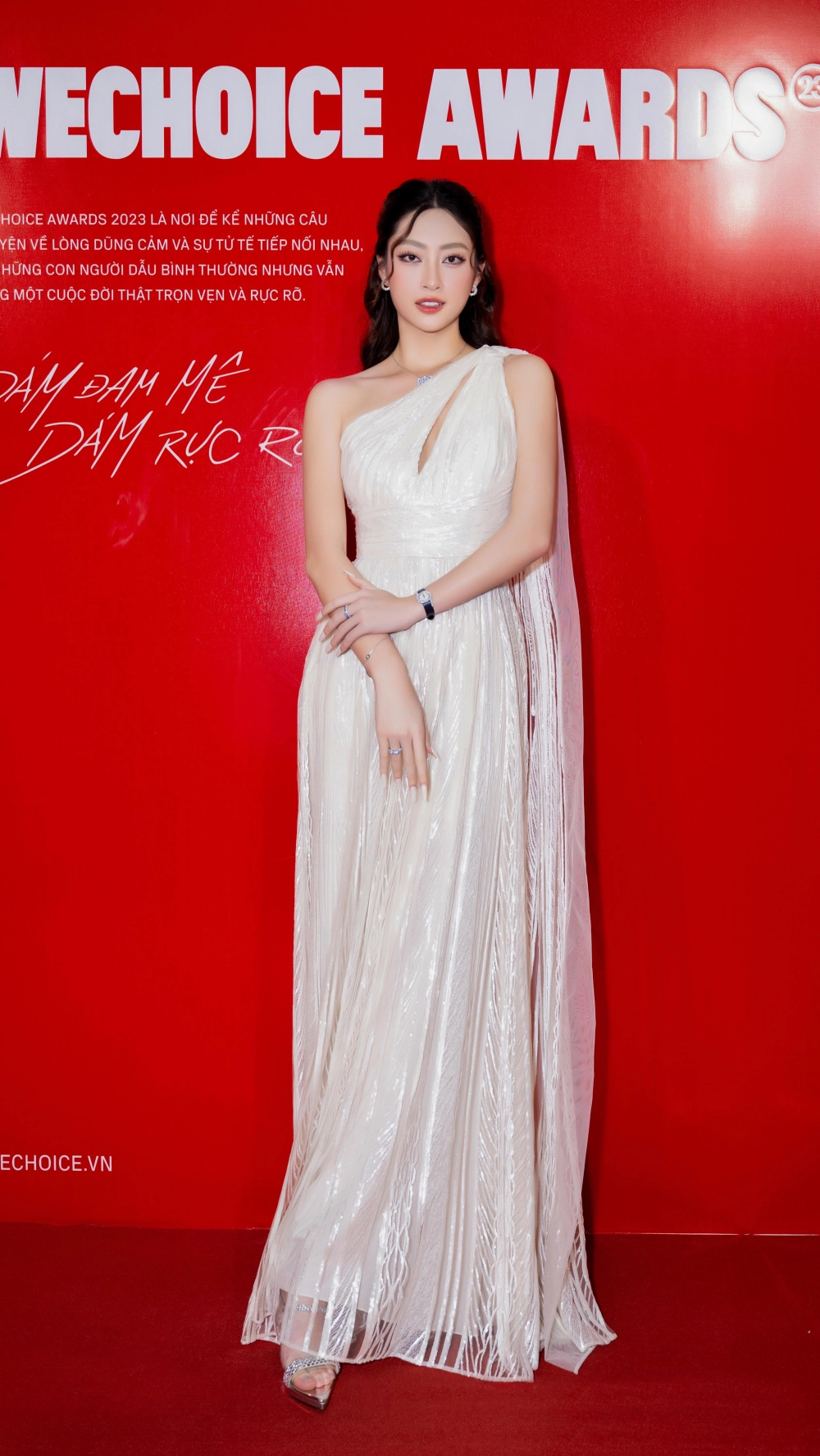 Vẻ đẹp kiêu sa và sang trọng của hoa hậu Hoàng Thùy Linh nổi bật