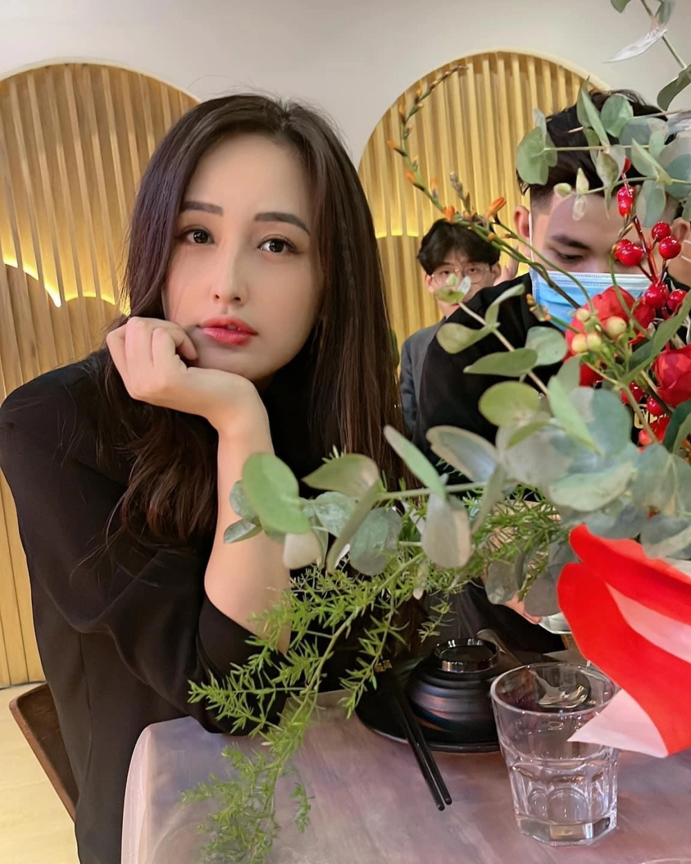 Gia đình Mai Phương Thúy bố mất sớm mẹ Nguyễn Phương Lan nuôi 2 chị em 