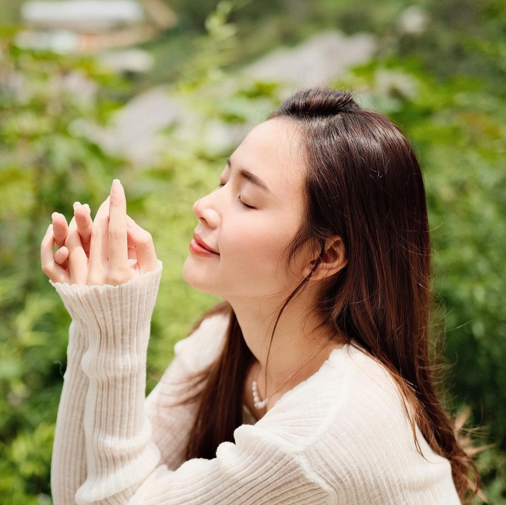 Ngắm gái xinh chụp hình, tạo dáng cuốn hút và nổi bật