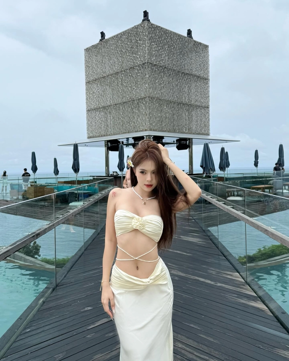 Ngắm ảnh gái xinh mặc bikini rực rỡ trên bãi biển xanh