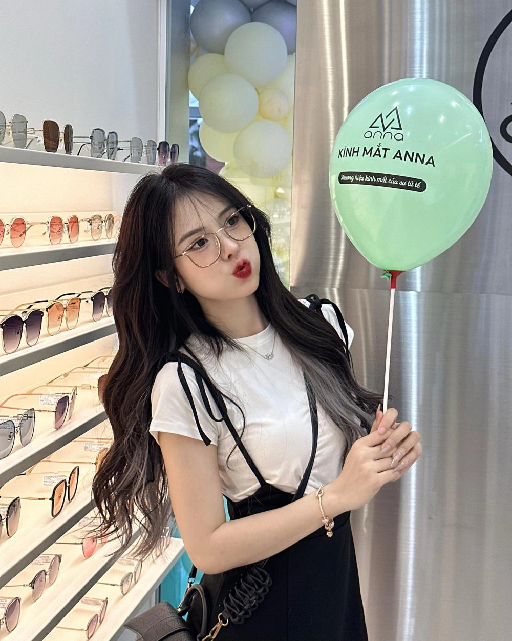 Ngân Hà tiktok ngầu phong cách thời trang hở bạo sàn diễn 