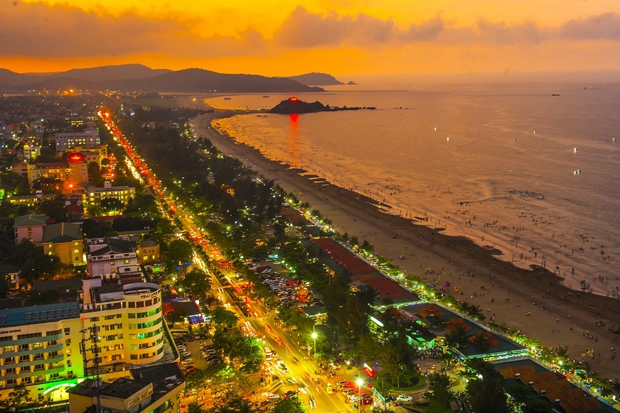 Biển xanh rì rào Khát mãi Cửa Lò ơi…