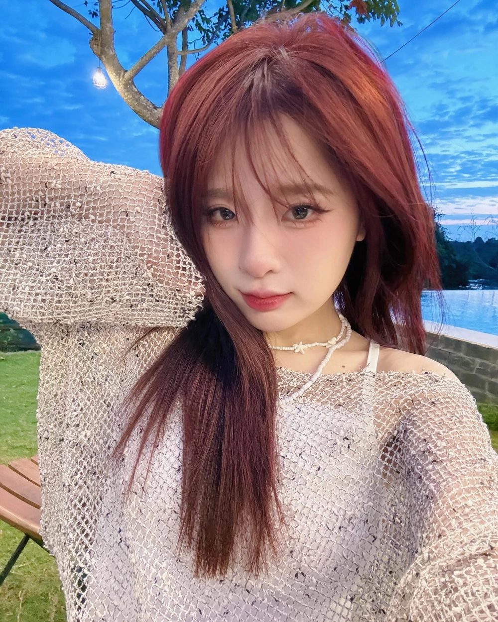 Thưởng thức avatar cô gái cầm hoa, dịu dàng và lãng mạn