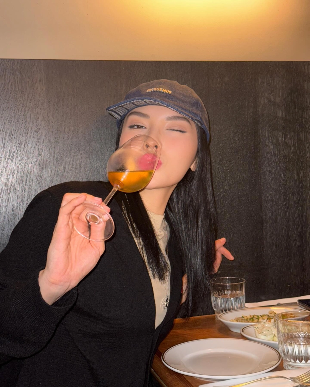 Phong cách nữ tính của hoa hậu Việt Nam Nguyễn Cao Kỳ Duyên khiến người hâm mộ yêu thích