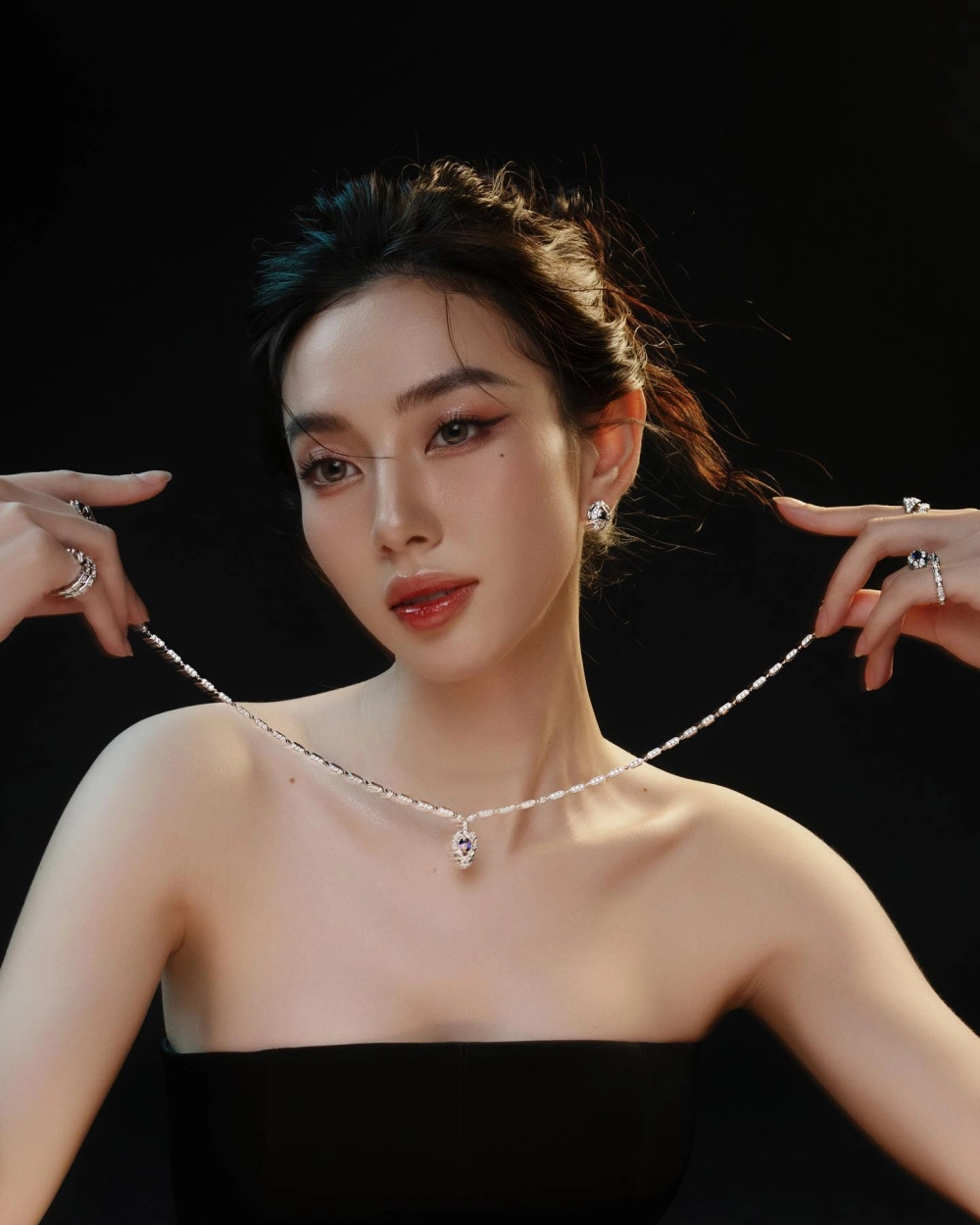 Nguyễn Thúc Thùy Tiên hoa hậu Hòa Bình Quốc Tế 2021 Việt Nam đầu tiên 