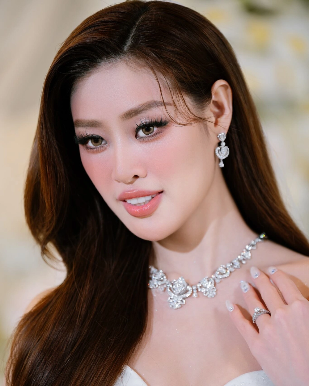 Ảnh Hoa Hậu Khánh Vân váy cưới cúp ngực gợi cảm bên Nguyễn Long 