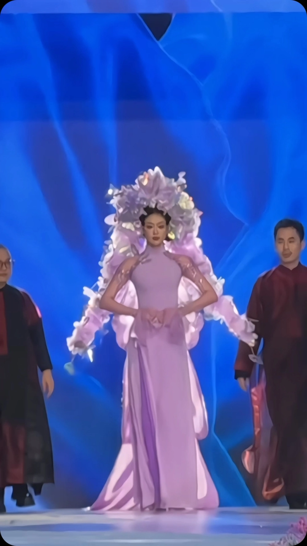 Khánh Vân áo dài truyền thống nổi bật tại Hoàn Vũ Việt Nam 2019 