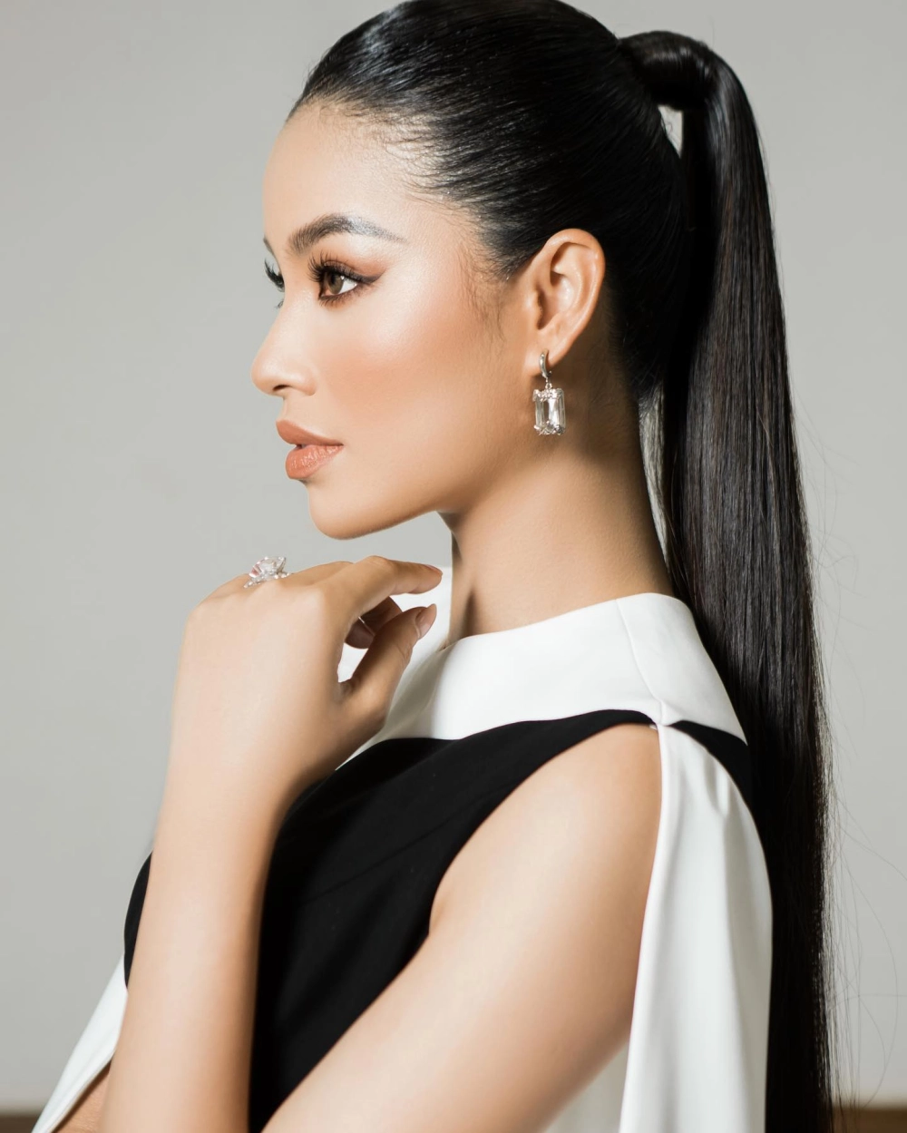 Phong cách đời thường của Hoa hâu Pham Huong vẫn nổi bật